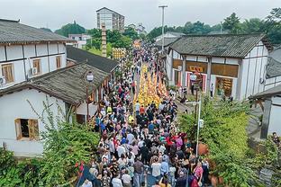 险些送大礼？琼阿梅尼犹犹豫豫被断，随后起身封堵对手射门